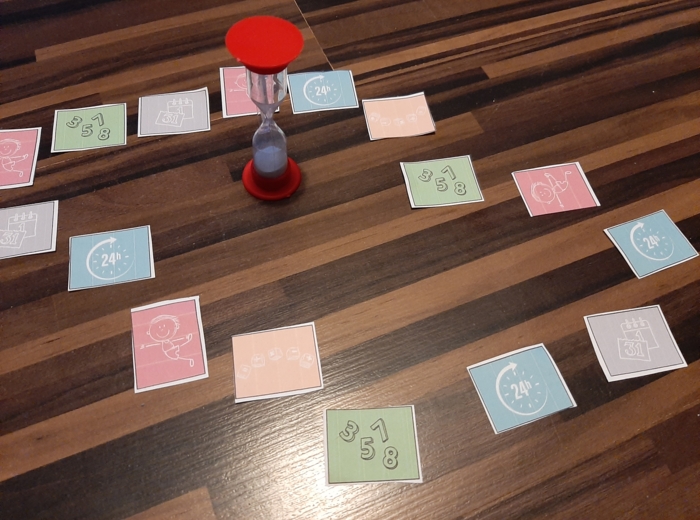 Uniwersalna gra planszowa / stacje zadaniowe z wykorzystaniem zadań z matematyki - ćwiczenie liczebników, określania godzin, działań matematycznych - języki obce, klasy 1-6