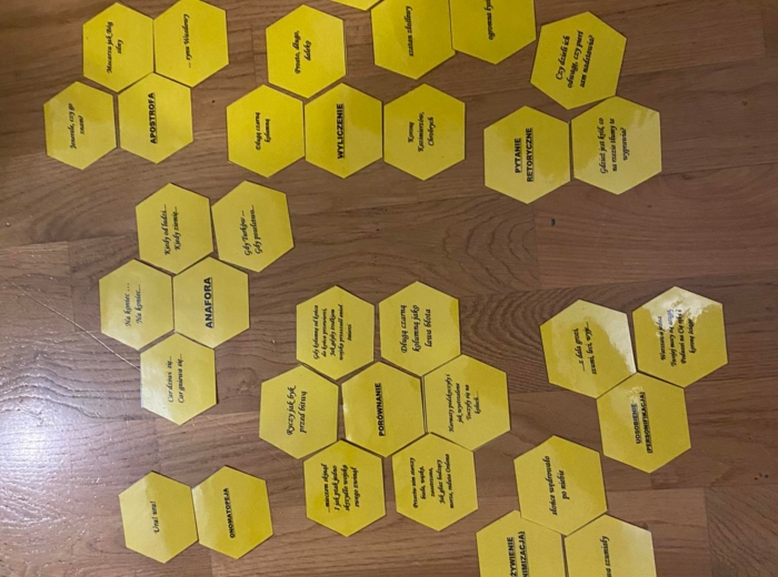 Reduta Ordona- środki stylistyczne w plastrach miodu zamknięte