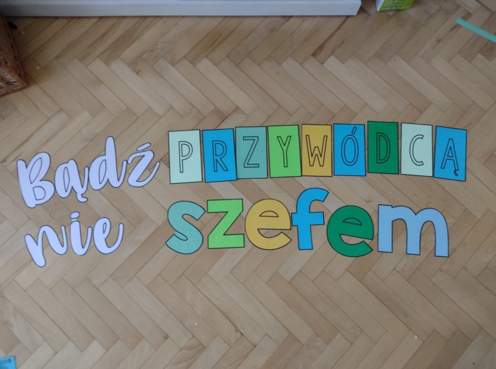 Napis do klasy "Bądź przywódcą nie szefem!"