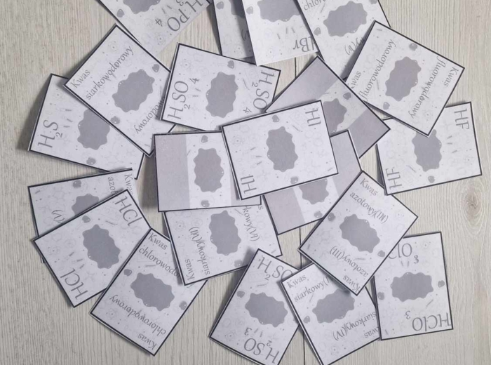 Gry (muchy, układanka, domino, Piotruś – gra karciana) „Wzory i nazwy kwasów”, w pdf. Chemia 7 i 8 , dział „Kwasy”. Materiał wykonany na podstawie podręcznika z wydawnictwa MAC – nowość 2024/2025.