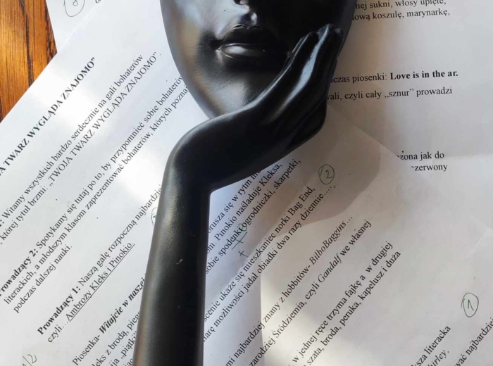 Scenariusz przedstawienia "Twoja twarz wygląda znajomo"