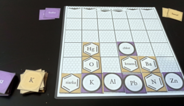 Tytuł: Klasa 7. Chemia. Gra kółko i krzyżyk (benzen) - fiszki nazwa i symbol pierwiastka