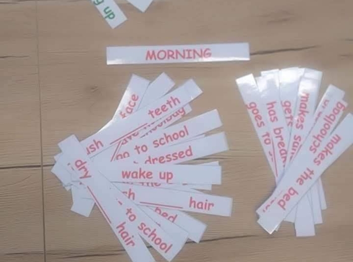 Zestaw do nauki godzin I mówienia o czynnościach codziennych  w języku angielskim.