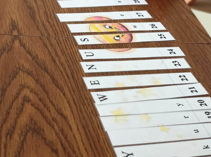 Edukacja wczesnoszkolna. Nauka liczenia i pisania. Puzzle z motywem układu słonecznego.