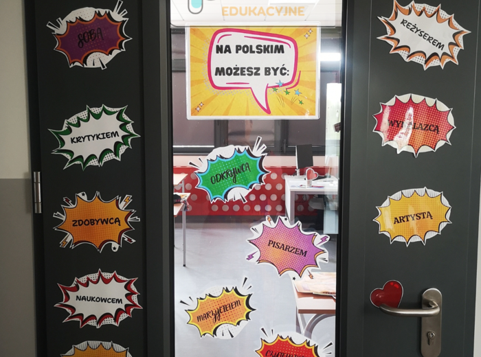 Dekoracja na drzwi sali - pracowni polonistycznej, GAZETKA NA polskim możesz być...