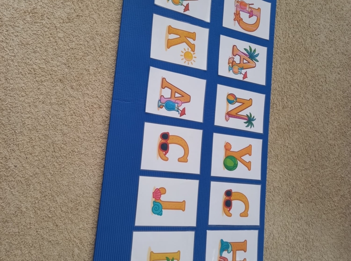 Gazetka: Napis: UDANYCH WAKACJI