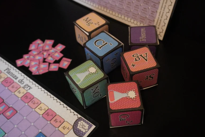 Klasa 7 i 8. Chemia. Gra planszowa - "Słone kości"