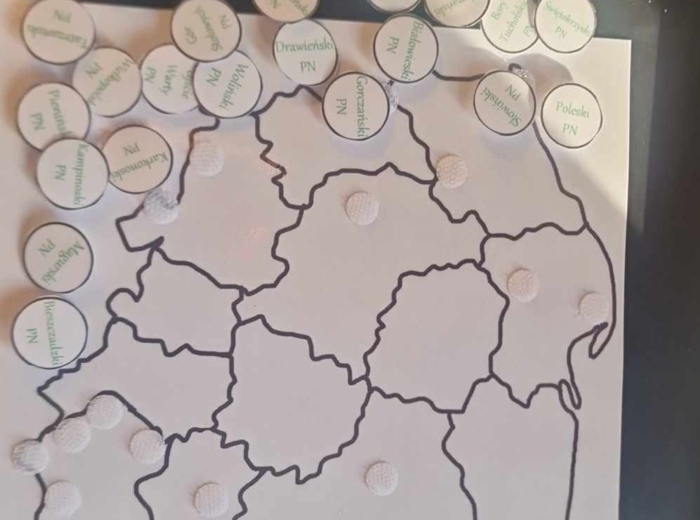 Materiał do zalaminowania/praca w grupach/stacje zadaniowe/układanka/puzzle „Obszary chronionego krajobrazu”, „Parki narodowe Polski” w pdf. Przyroda, Geografia 7, dział „Poznajemy krajobraz najbliższej okolicy”.