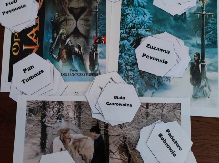 Bohaterowie "Opowieści z Narnii..." w plastrach miodu zamknięci + plan wydarzeń.