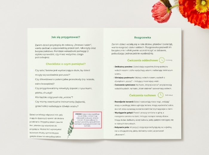 Zabawa w „Drzewo i wiatr”: dzieci odgrywają role drzew, ptaków, zwierząt.