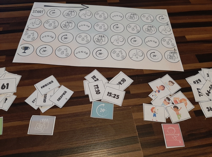 Uniwersalna gra planszowa / stacje zadaniowe z wykorzystaniem zadań z matematyki - ćwiczenie liczebników, określania godzin, działań matematycznych - języki obce, klasy 1-6