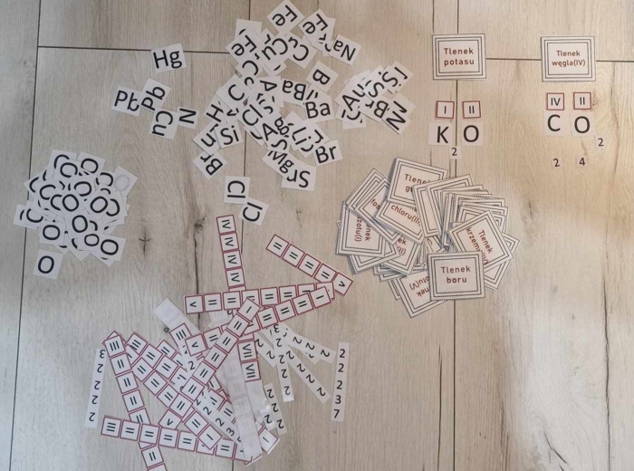 Zestaw tlenki/nazwy systematyczne/wzory sumaryczne/do zalaminowania. Chemia 7. Wartościowość pierwiastków w związkach chemicznych . Dział "Jak to jest połączone"