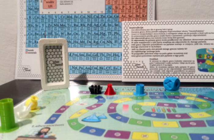 Klasa 7. Chemia. Gra planszowa – Atomy i cząsteczki + pionki i kostka 3D​