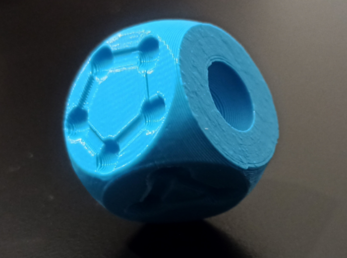 Klasa 7 i 8. Chemia i informatyka. Chemiczne pionki i kostka do gry – druk 3D