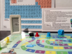 Klasa 7. Chemia. Gra planszowa – Atomy i cząsteczki + pionki i kostka 3D​