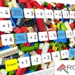 Gra planszowa LEGO matematyka: mnożenie i dzielenie przez 2 i 3. Dzień klocków LEGO.